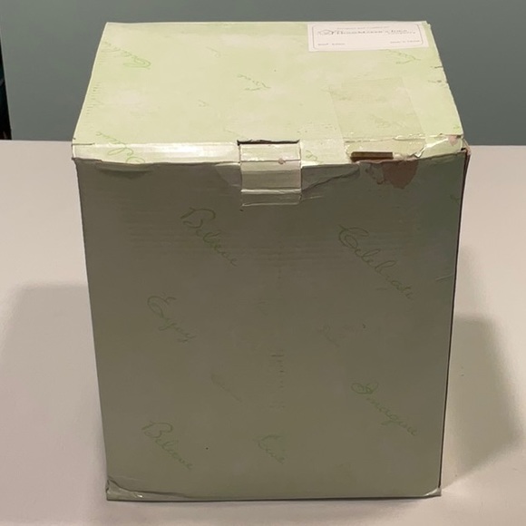 Angel Enveloping The Nativity Baby Jesus, Mary and Joseph Large Resin Figurine - Picture 10 of 10